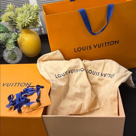 Louis Vuitton Orange Box with Blue Ribbon and Two Dust Bags in great condition - Picture 6 of 10